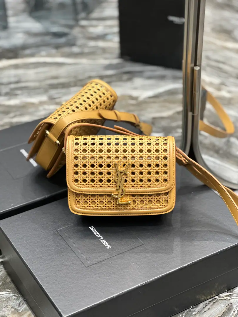 【𝑺𝑶𝑳𝑭𝑬𝑹𝑰𝑵𝑶 𝑩𝑶𝑿 】 Apricot mackerel weaves and weaves of cattle._19cm It's gonna be a big deal., The whole fashion circle was taken before the market., Nostalgia left bank., Inspired by the name of the left bank of Paris.Rue De SolferinoAs a name！The bag is covered in light-faced skins., The tenderness of the hand and skin is very good.！Three layers of organ separation., It's easy to accommodate everyday requirements., Newly designed.“L”Letters on the lower and upper side of the button, To completely reverse your knowledge of the buttons., I can't help but wonder., I can open the bag like this., It's not funny.！ Model: 634306 Dimensions: 19×13×5cm