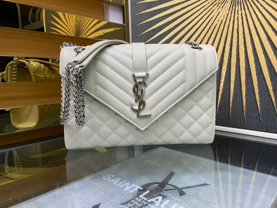 ENVELOPPE Medium Envelope, Italian imports of original plant cattle and skin, Super-paragus caviar texture., A very air-like piece., Black is a classic match with gold., A hundred.！♪ The shoulder slants ♪ok！It's a good one.！ Model: 487206 Dimensions: 24×17.5×6cm