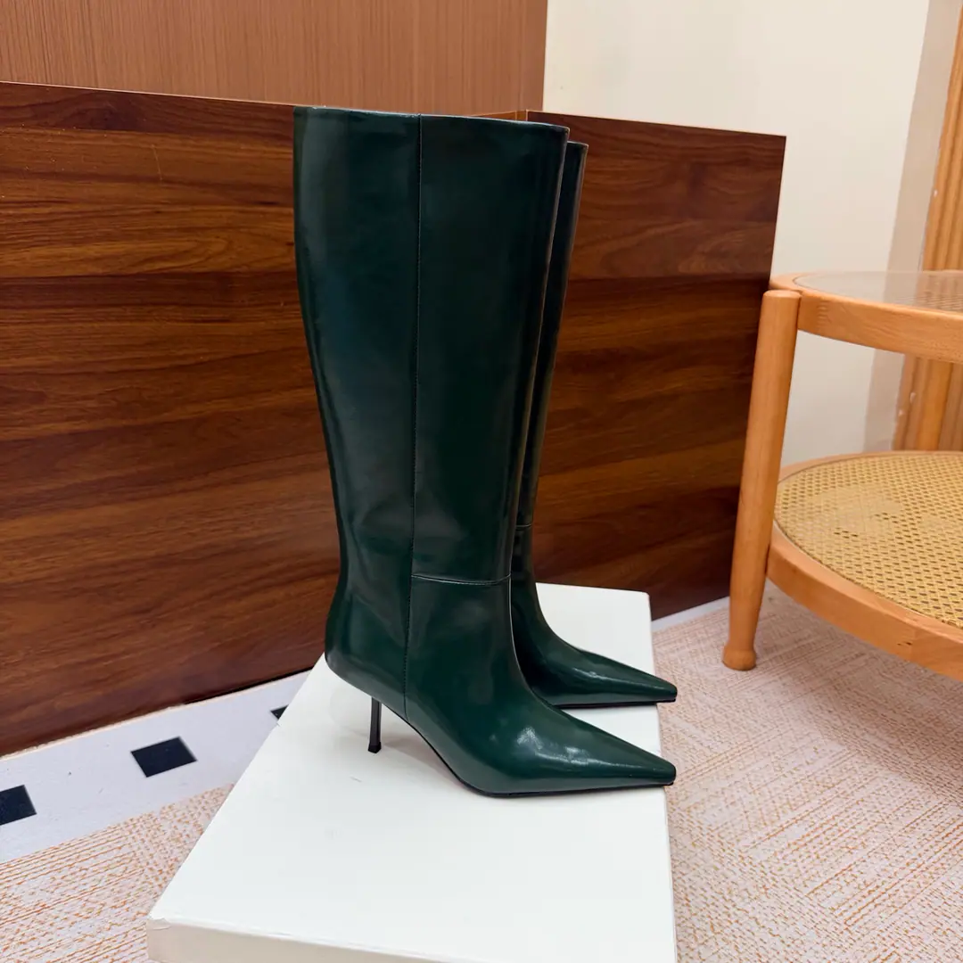 Top Version🖤Saint Laurent fw26 new arrival～ YSLSaint Roland.2026 The new spring and winter zippers are high and the ankle boots are sharp and short And ankle boots., A pair of square-shoes and a little high heels., %1 is internalLE CASSANDRE, Side zipper design. The whole shoe is very simple.～The little one is more sophisticated and fashionable and can see that the side of our boots is radians designed to be human legs.～The upper foot is so beautiful and so unchallenged.～Long legs.～It's a match for every occasion.～Autumn and winter wear the necessary supplies.！ Shoe.: Cow skin./Bullskins. Inside, put your feet on the inside.: Lamb skin. Shoes under the sole.: Italy is a big-ass country. He's tall.: 8cm Codes: 35-39（40.41.42I'll make sure I don't change it.）