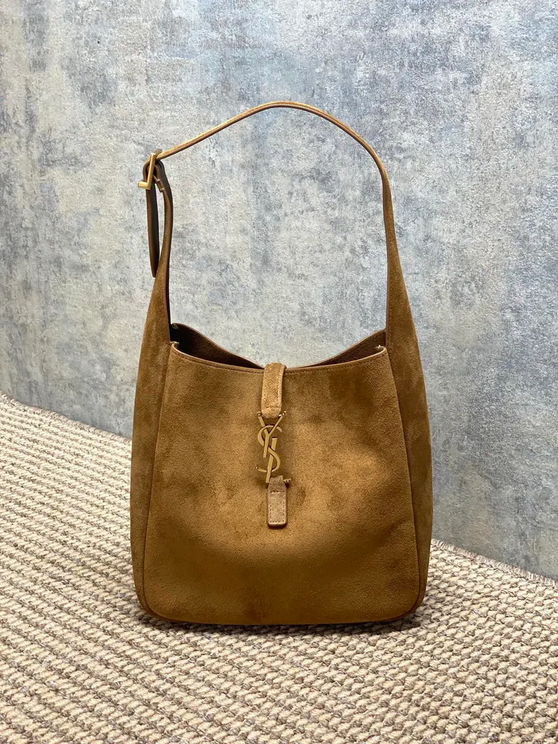 P YSLSanta Roland's Winter New Money.🍂 ROSESame paragraph New, Pea., It's light and fashionful., It's a great touch. Soft. It's a simple match.ysl logo It's really a big back.！Dimensions: 22x22x10cmEncoding: 713938