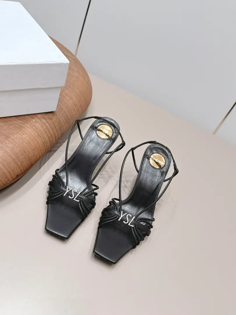 Get out of the factory.: 《Unique top version》 SAIN*T LAUREN*TSanta Roe.*Lang2026/vsThe Spring Fashion Shoes Series.！ 【- A drill and a sandal.】 These high and cold are definitely black horse players. It's a huge color. The Reds are hot and hot. ♪ To impress the goddesses ♪ Especially with this headline series. It's a poison rhythm. It's beautiful.～ Any light is super bright. It's so beautiful.❤➕The head on the shoe is a one-to-one round., Show me the gold of St. Roland's brand. ꫛꫀꪝ Go➫ Material ❶Fabulous.: Original customized sheep skin➕Drilling process ❷Uchi.: Original customized sheep skin ❸Foot.: Original customized sheep skin ❹Shoes under the sole.: The original custom is really big. ❺He's tall.: 8cm ❻Codes: 35-39（40.Custom） ❼Packaging: Original package ☀Colours: Synchronise update of the network