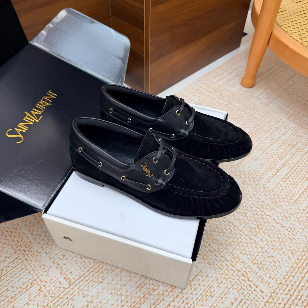Couples' slippers.📍 Top Version🖤Saint Lauren*Saint Roland.2026 YSLSmalllogo A couple of wrinkled LeFoo shoes. Women Men It's a little symbolic.logoIt's the soul of these shoes. And he's got a low profile and a fine attitude on his shoe.. It's different from the big sign. It's quiet and it's sharp. Snuff it out with a simple line.YSLA unique fashion.DNA Unwittingly revealing the deep inside of the brand. The classic almond-shaped design of the shoehead. Smart-mixed feet. Pull the foot line up visually. ♪ And show grace and grace ♪. Every date a couple went to. Every trip. It's all because of the saloons. To be a low profile, deep-minded tribute.. The pasta is for sheep. The insides are all sheep's skin. Italian imports are so thick. size: 35–42（34, 41, 42, 43Custom） Men: 38–47（38, 46, 47Custom without re-offer）