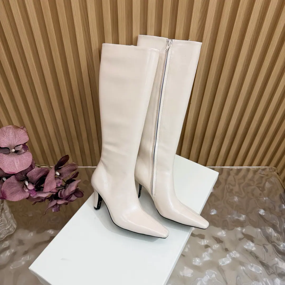 Top Version🖤Saint Laurent fw26 new arrival～ YSLSaint Roland.2026 The new spring and winter zippers are high and the ankle boots are sharp and short And ankle boots., A pair of square-shoes and a little high heels., %1 is internalLE CASSANDRE, Side zipper design. The whole shoe is very simple.～The little one is more sophisticated and fashionable and can see that the side of our boots is radians designed to be human legs.～The upper foot is so beautiful and so unchallenged.～Long legs.～It's a match for every occasion.～Autumn and winter wear the necessary supplies.！ Shoe.: Cow skin./Bullskins. Inside, put your feet on the inside.: Lamb skin. Shoes under the sole.: Italy is a big-ass country. He's tall.: 7cm Codes: 35-39（40.41.42I'll make sure I don't change it.）