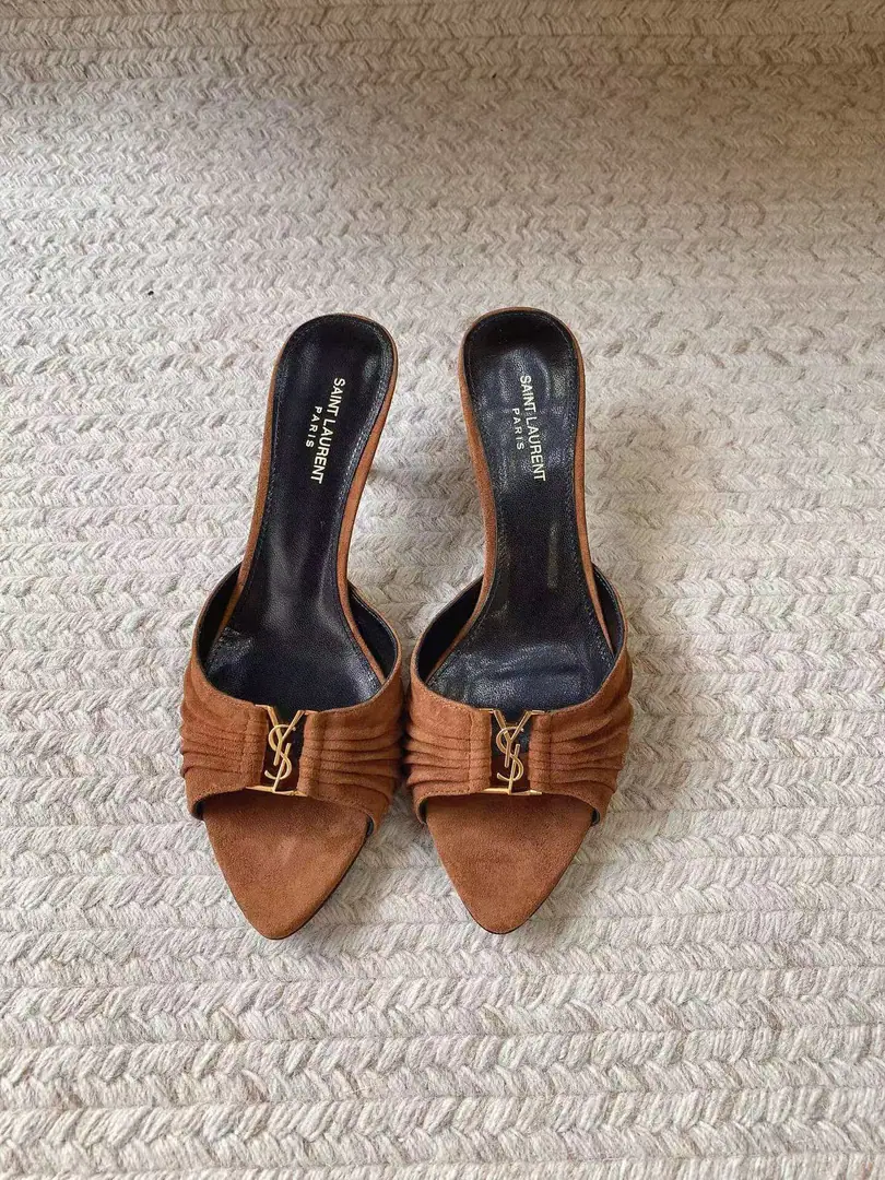 Saint LaurentSt. Roland's.YSLThe classic high-end heel sandals. A super-super-fired piece of hardware buttons for every page of our family is to be modeled.1:1Custom！The size and quality are exactly the same as the original.✔️ Shoe-faced material: Use cow skin./Painted skin. Real sheep in there., ♪ To scurry for soft, soft sheep, Shoes' soles are original.1:1Customizes the skin., It's perfect., And the upper foot is very good., Nice feet., And whether you're wearing jeans or not,, Little suit., The dress., It's a natural match., Full package for the originals He's tall.: It's flat./Floor1cmFlat/6cm/9cm Italy is a big-ass country. Size: 35-41（40, 41, 42Custom）