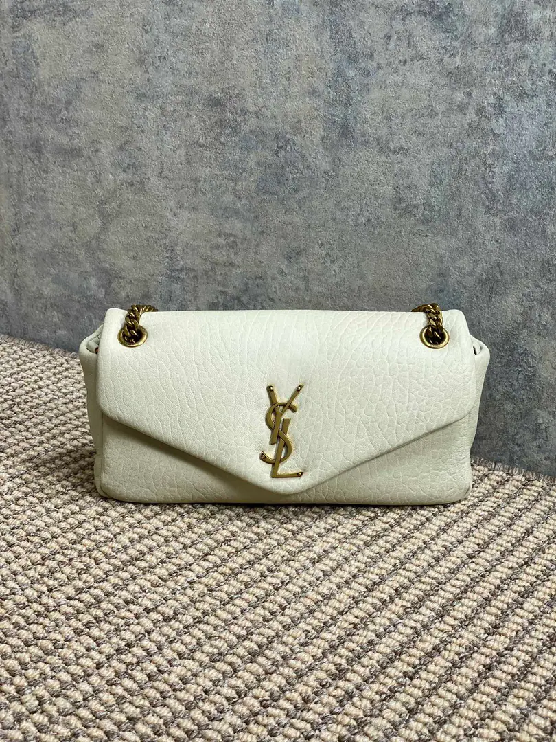 YSL CalypsoChain bag., Little sheep's skin.+Gold chains., Jane is so smart.✨. ♪ Soft and wrapped ♪, The tops are designed to facilitate daily commute.orOut of the street., The capacity is perfect., You can have your wallet on your phone.. The chains can be single./Slash, You're a big fan of the game., Keep your head down and hold it down.！2023New paragraph, It's practical and fashionable., I really recommend it.～ Model: 734153 Dimensions: 17.5x21x8cm