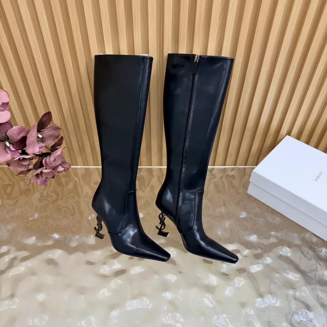Top Version🖤Saint Laurent fw26 new arrival～ YSLSaint Roland.2026 The new spring and winter zippers are high and the ankle boots are sharp and short And ankle boots., A pair of square-shoes and a little high heels., %1 is internalLE CASSANDRE, Side zipper design. The whole shoe is very simple.～The little one is more sophisticated and fashionable and can see that the side of our boots is radians designed to be human legs.～The upper foot is so beautiful and so unchallenged.～Long legs.～It's a match for every occasion.～Autumn and winter wear the necessary supplies.！ Shoe.: Cow skin./Bullskins. Inside, put your feet on the inside.: Lamb skin. Shoes under the sole.: Italy is a big-ass country. He's tall.: 8cm Codes: 35-39（40.41.42I'll make sure I don't change it.）