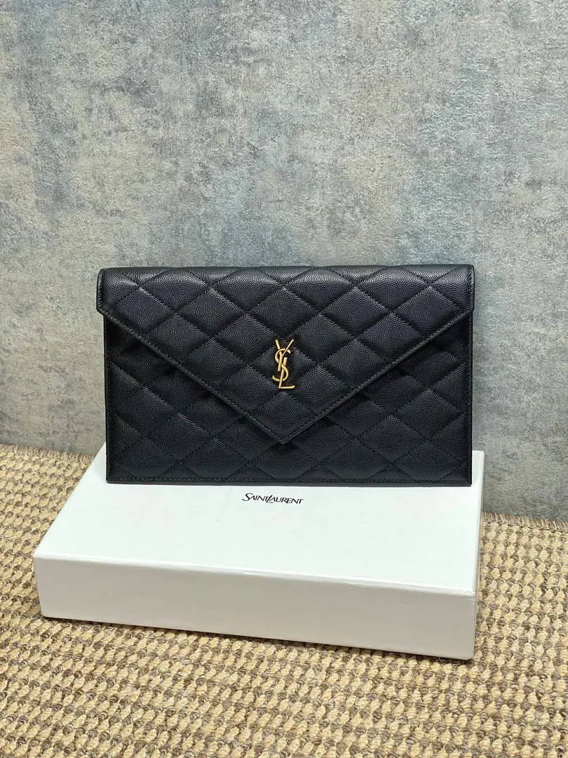 YSLThe diamond handler has the envelope., Use caviar stripes., It's delicate and sophisticated.✨. Colour+MetalLogo, It's a very good recognition., Envelope Designs Simple Atmosphere, Daily commute, You can easily ride on a date.. It's practical and fashionable., Yes.YSLClassic series, It's a big deal., It's easy to get a better sense of compatibility.💼. Dimensions: 27x16x2cm Encoding: 869533