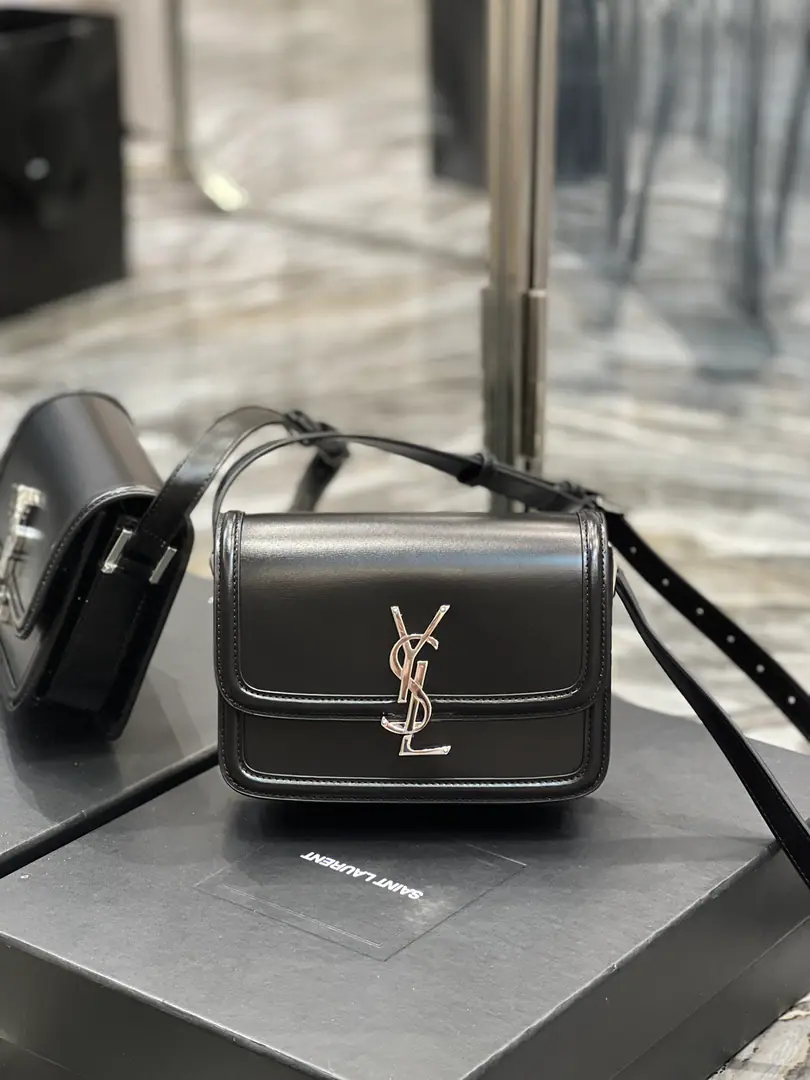 【𝑺𝑶𝑳𝑭𝑬𝑹𝑰𝑵𝑶 𝑩𝑶𝑿 】 Black with silver buttons_ IT BAG_It's gonna be a big deal., The whole fashion circle was taken before the market., Nostalgia left bank., Inspired by the name of the left bank of Paris.Rue De SolferinoAs a name！The package is with the original toothpick.BoxBullskins., The tenderness of the hand and skin is very good.！Three layers of organ separation., It's easy to accommodate everyday requirements., Newly designed.“L”Letters on the lower and upper side of the button, To completely reverse your knowledge of the buttons., I can't help but wonder., I can open the bag like this., It's not funny.！ Model: 634306 Dimensions: 19×13×5cm
