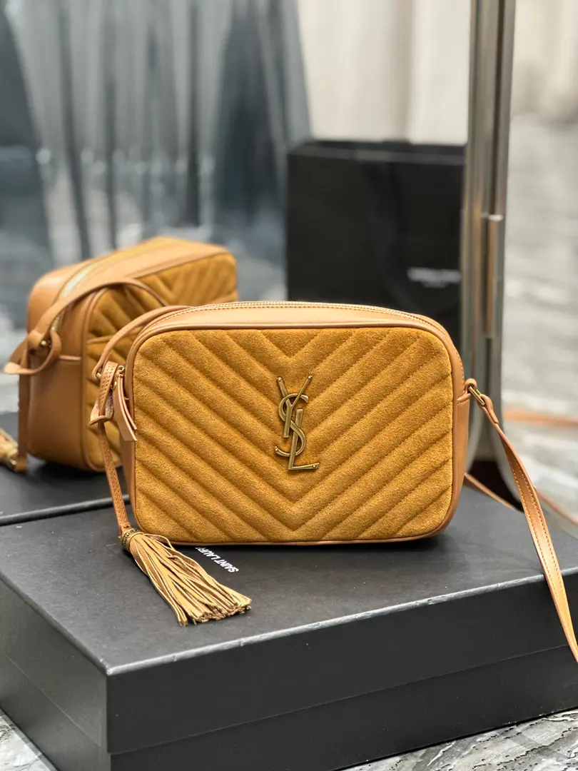【New version】 LouCamera bag_The ground is yellow and the sand is pelted with the skin of the cow. Top-level Italian skin camera bag., Hong Kong AcquisitionzpOpen-forming., Make it exactly the same.！Very fine.！A modifiable shoulder belt with a fashion-stylish hanger.！100% calf skin., In the linoleum.！There's a plug in the bag.！Add a new plugin to the back, Very useful atmosphere.！ Model: 520534-1 Dimensions: 23x16x6cm
