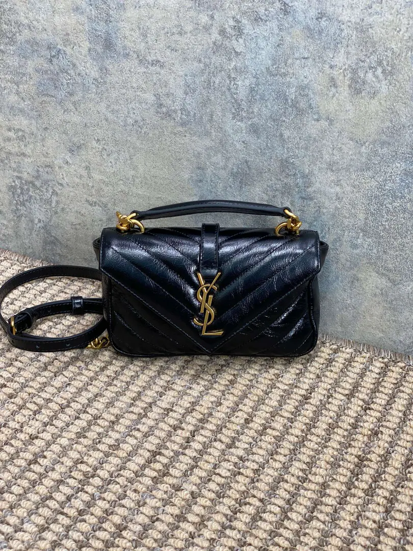 YSL New paragraph Mini postman., Very sweet., The wax skin feels so good., A 100-packed combination of the Gods., It's got a portable and unmutilable chain on it.. Dimensions: 20x13x3cm, Encoding779430