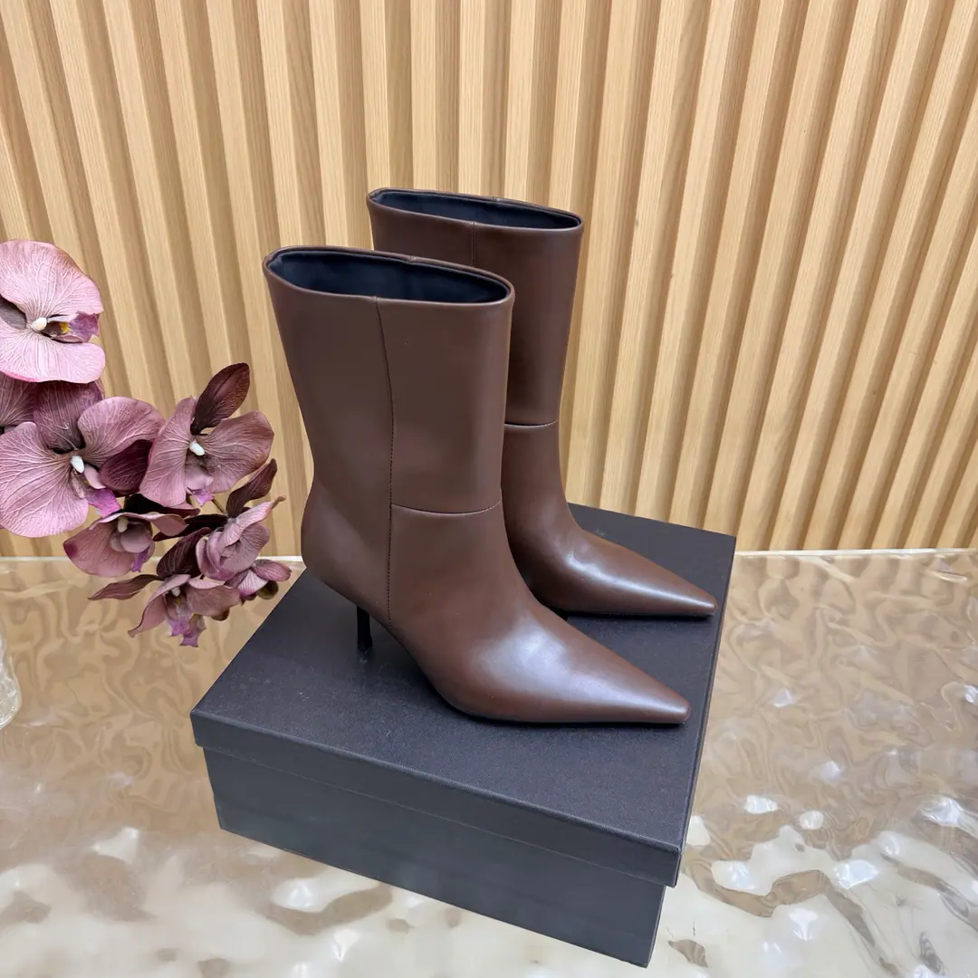 Top Version🖤Saint Laurent fw26 new arrival～ YSLSaint Roland.2026 The new spring and winter zippers are high and the ankle boots are sharp and short And ankle boots., A pair of square-shoes and a little high heels., %1 is internalLE CASSANDRE, Side zipper design. The whole shoe is very simple.～The little one is more sophisticated and fashionable and can see that the side of our boots is radians designed to be human legs.～The upper foot is so beautiful and so unchallenged.～Long legs.～It's a match for every occasion.～Autumn and winter wear the necessary supplies.！ Shoe.: Cow skin./Bullskins. Inside, put your feet on the inside.: Lamb skin. Shoes under the sole.: Italy is a big-ass country. He's tall.: 8cm Codes: 35-39（40.41.42I'll make sure I don't change it.）
