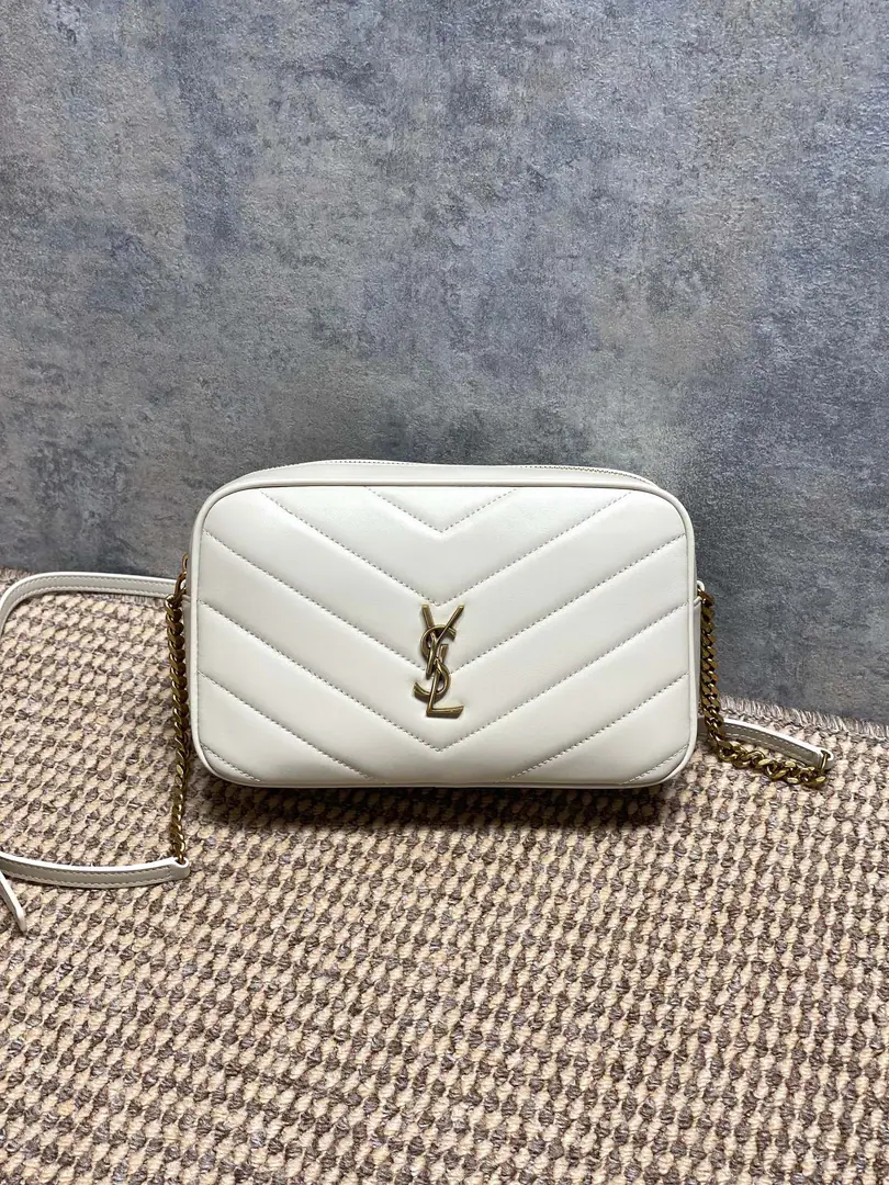 YSL New paragraphLouLouCamera bag, Black sheep skin.+Gold chains., Jane is so smart.！VWord, stitches+YSLMetalLogo, It's full of texture.✨. It's the right size., Telecommuting, Out of town.OK, Toggle with single shoulder. Internal space is reasonable., The everyday little things are lightly packed., It's practical and fashionable., It's a job.orA little light-sleeping.！ Model: 23x14x6cm Model: 869468
