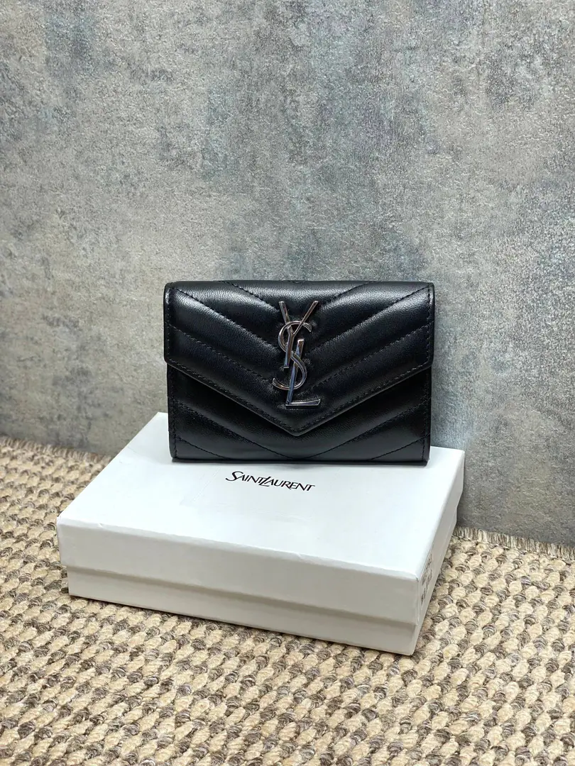 P YSLA sheep's skin envelope., Cow leather., It's delicate and durable., The match is gold.Logo,Jane is so smart.. Envelope Design, Cards can be filled with coins., It's easy to travel or to travel.！It's a small size., No pressure on your body., It's practical and fashionable., Yes.YSLOne of the classic hot ones.！ Dimensions: 13.5x9.5x3cm Model: 423293