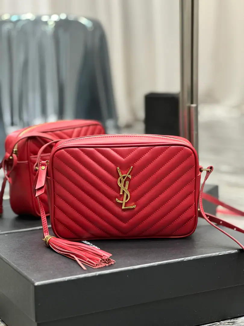 【New version】 LouCamera bag_Red with the buttons. Top-level Italian skin camera bag., Hong Kong AcquisitionzpOpen-forming., Make it exactly the same.！Very fine.！A modifiable shoulder belt with a fashion-stylish hanger.！100% calf skin., In the linoleum.！There's a plug in the bag.！Add a new plugin to the back, Very useful atmosphere.！ Model: 520534-1 Dimensions: 23x16x6cm