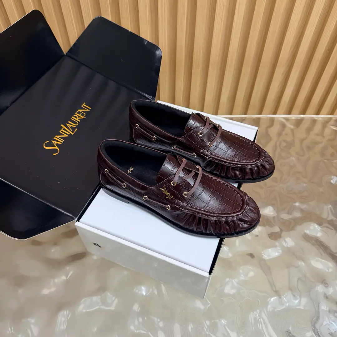 Couples' slippers.📍 Top Version🖤Saint Lauren*Saint Roland.2026 YSLSmalllogo A couple of wrinkled LeFoo shoes. Women Men It's a little symbolic.logoIt's the soul of these shoes. And he's got a low profile and a fine attitude on his shoe.. It's different from the big sign. It's quiet and it's sharp. Snuff it out with a simple line.YSLA unique fashion.DNA Unwittingly revealing the deep inside of the brand. The classic almond-shaped design of the shoehead. Smart-mixed feet. Pull the foot line up visually. ♪ And show grace and grace ♪. Every date a couple went to. Every trip. It's all because of the saloons. To be a low profile, deep-minded tribute.. The fabric is made of stone-stressed cow skin. The insides are all sheep's skin. Italian imports are so thick. size: 35–42（34, 41, 42, 43Custom） Men: 38–47（38, 46, 47Custom without re-offer）