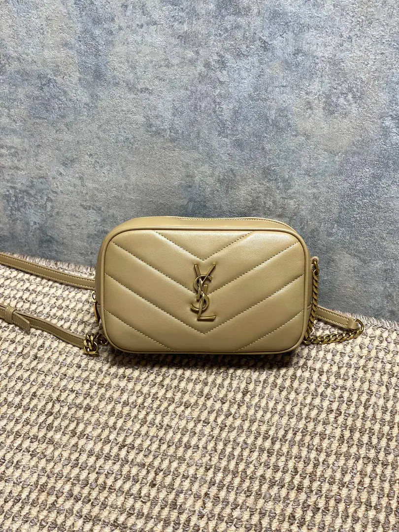 YSL New paragraphLouLouCamera bag, Milky tea sheep.+Gold chains., Jane is so smart.！VWord, stitches+YSLMetalLogo, It's full of texture.✨. It's the right size., Telecommuting, Out of town.OK, Toggle with single shoulder. Internal space is reasonable., The everyday little things are lightly packed., It's practical and fashionable., It's a job.orA little light-sleeping.！ Model: 18.5x11.5x5cm Model: 869816