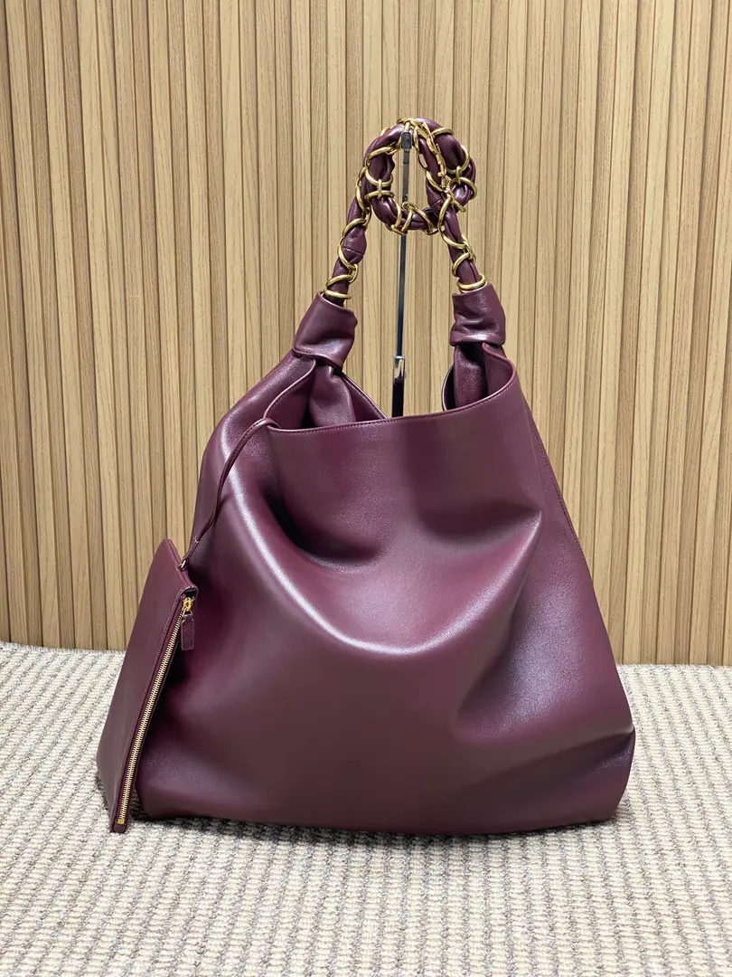 YslThis, the velvet tort bag., Caramel brown-fluffed material., It's soft and it's qualitative., Metal chains have a great regenerative feeling.！Large-capacity design, 14Inches of notebooks, You can put books in., - I'm in class.OK👜. The furs carry warm filters., The autumn and winter match dark color is a superb dress., The chain shoulder is functional and fashionable., Single shoulder.orAll the suitcases are full of them., It's a loose sensor in the fall and winter.🍂. Dimensions: 42 X 50 X 1cm Model: 834750 F98