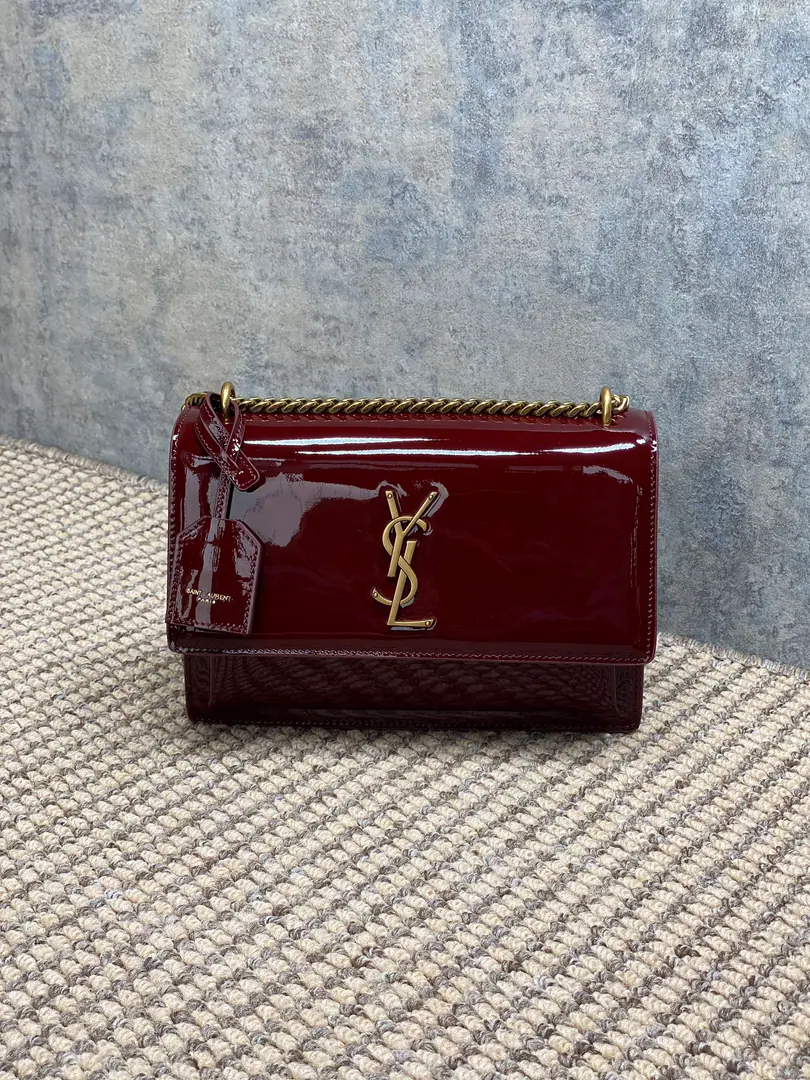 YSL SunsetPainting purses., Use smooth paint skin, It's a very good quality.. HeadsYSLMetalLogoIt's so well-known., Chain shoulder band is modifiable., Single shoulder./Slash all over.OK！Internal double partition+Pocket., The phone is easy to pick up.. The wine and red inspiration comes from the sunset., The ancients are elegant., Telecommuting, Dinner., The holidays can be easily managed., It's practical and fashionable.！ Dimensions: 22x16x8 cm Encoding: 441971～442906