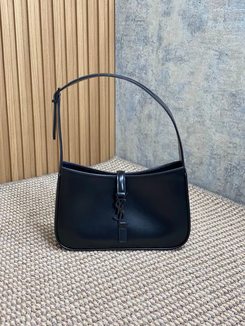 P Spring and summer show. YSLThe new armpit is wrapped in a very simple shape pluslogo Simple U.S.A. High-level opening is a way to set the buttons half open. Encoding657228 Dimensions23x16x6.5cm