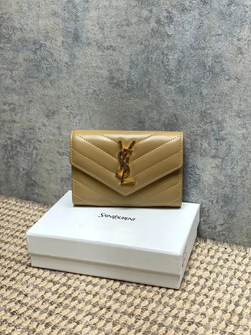 P YSLA sheep's skin envelope., Cow leather., It's delicate and durable., The match is gold.Logo,Jane is so smart.. Envelope Design, Cards can be filled with coins., It's easy to travel or to travel.！It's a small size., No pressure on your body., It's practical and fashionable., Yes.YSLOne of the classic hot ones.！ Dimensions: 13.5x9.5x3cm Model: 423293