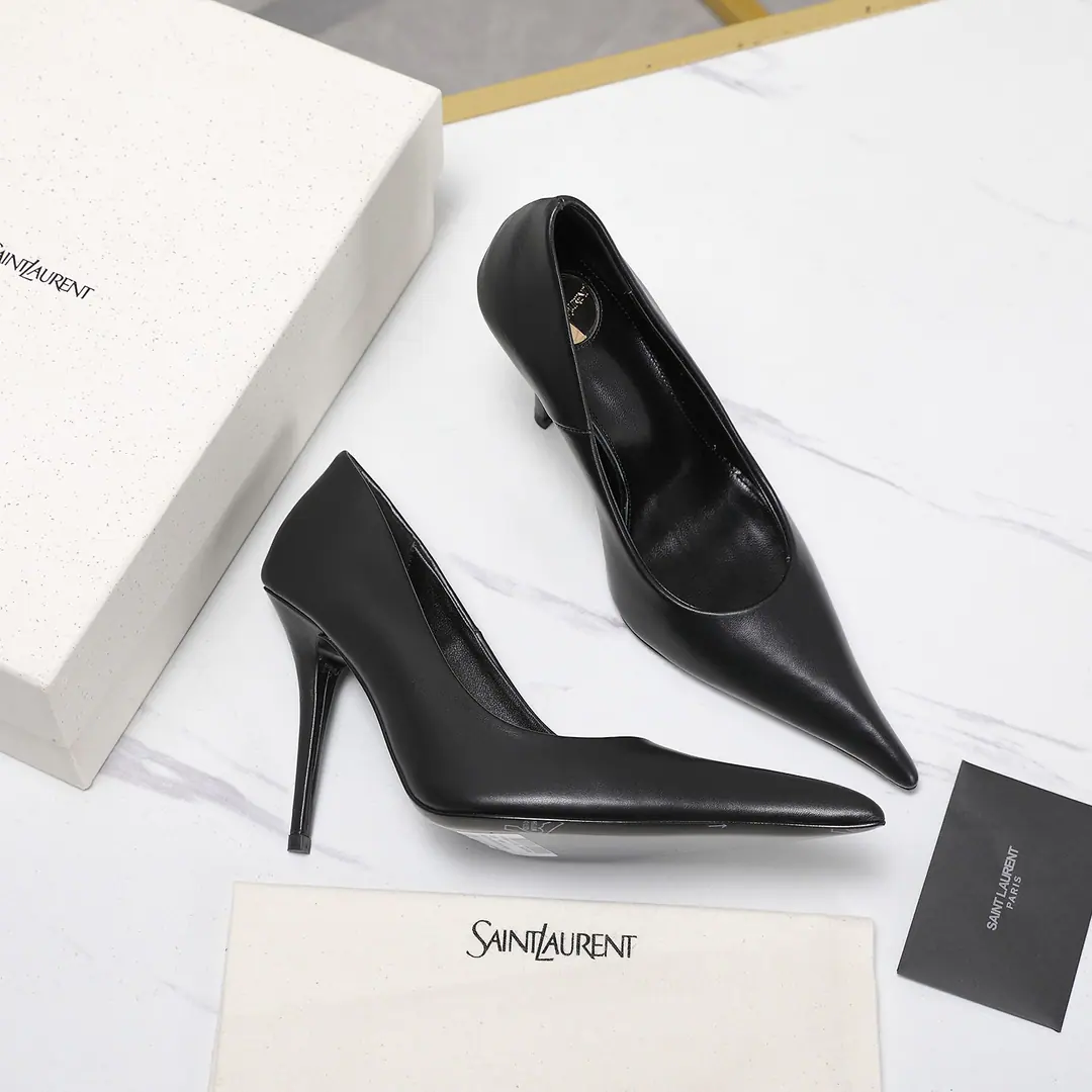 Top Quality Saint Laurent Saint Roland.fw26 new arrival～ YSL 26s Spring and summer, the hottest, short-haired sandals. YslSelect delicate leather., Through multiple processes, It's a silky touch.. The back and back are wrinkled manually., Every texture is full of craftsmen., It's a good match., And a little sway for a sharp head.. Golden dotted shoe bed, It's all very delicate in the low profile., Every detail is talking about the sense of excellence.. The back and back are the most modern ideas., Breaking the stereotypes of the old and empty shoes., It's a perfect balance between comfort and fashion.. These shoes., It's not just a single thing., It's more of a life attitude.. Shoe.: Bullskins. Inside, put your feet on the inside.: Lamb skin. Shoes under the sole.: Italy is a big-ass country. He's tall.: 10cm Codes: 35-39（40.41I'll make sure I don't change it.）
