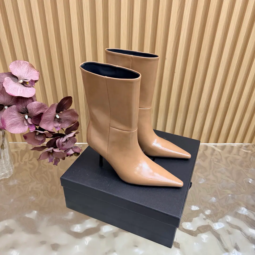Top Version🖤Saint Laurent fw26 new arrival～ YSLSaint Roland.2026 The new spring and winter zippers are high and the ankle boots are sharp and short And ankle boots., A pair of square-shoes and a little high heels., %1 is internalLE CASSANDRE, Side zipper design. The whole shoe is very simple.～The little one is more sophisticated and fashionable and can see that the side of our boots is radians designed to be human legs.～The upper foot is so beautiful and so unchallenged.～Long legs.～It's a match for every occasion.～Autumn and winter wear the necessary supplies.！ Shoe.: Cow skin./Bullskins. Inside, put your feet on the inside.: Lamb skin. Shoes under the sole.: Italy is a big-ass country. He's tall.: 8cm Codes: 35-39（40.41.42I'll make sure I don't change it.）