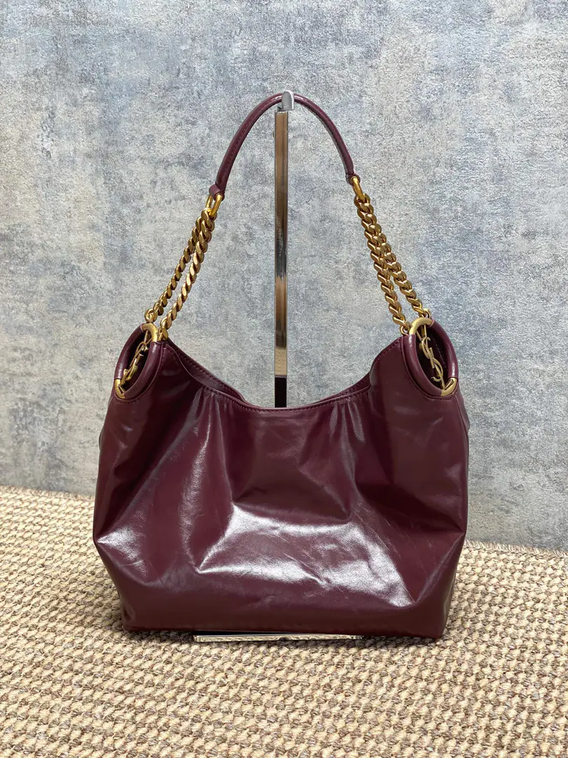 Ysl Latest Oil wax leather chainHoboBags, The light is full., Soft and durable., It's a recollection.✨. Metal chain shoulder belt design, It's delicate and it's qualitative., HoboBig package capacity, I can easily put my notebooks in my daily commuting., Water cups, etc.. Black-and-white., The chain adds fashion., It's easy to wear it for leisure or for formal wear.holdStay., It's a package with a sense of utility and design.！ Model: 871222F71 Dimensions: 23×19×9cm