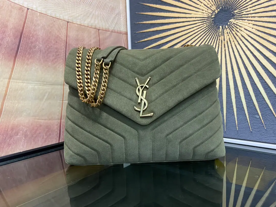 【𝙇𝙤𝙪 𝙇𝙤𝙪 31𝙘𝙢】It's a pack for winter., He's coming to you with warmth.！The outer layers are so soft and cozy., The sense of excellence that you can feel with your hand.！It's a gold-coloured hardware., Makes the whole bag taste better.！It's got a layer inside that's easy to sort the items., The most important thing is to use it too lightly., He's definitely qualified to be a regular commuter.！Model: 459749Dimensions: 31x22x10