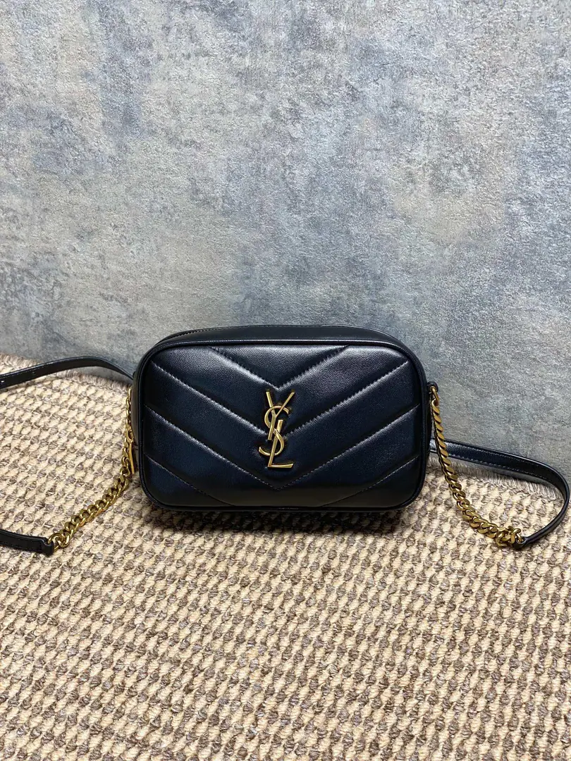 YSL New paragraphLouLouCamera bag, Milky tea sheep.+Gold chains., Jane is so smart.！VWord, stitches+YSLMetalLogo, It's full of texture.✨. It's the right size., Telecommuting, Out of town.OK, Toggle with single shoulder. Internal space is reasonable., The everyday little things are lightly packed., It's practical and fashionable., It's a job.orA little light-sleeping.！ Model: 18.5x11.5x5cm Model: 869816