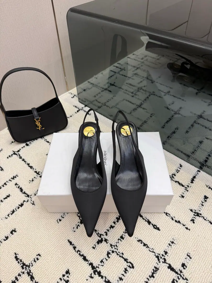 Top QualitySaint Laurent / Saint Roland.LeeYSLThe beauty of my sister is San Roland, the human being. RoseThe same heels and sandal slippers are well-modified., Luxury metal chains These years...SLPIt's the high heels that get to understand the embarrassing impression of women who have gone to the market.ysl- A beautiful sandal slipper. Shoe.: Shinseng Shoes under the sole.: That's a big one. He's tall.: 6cm Size: 35-42(40-42Customize or not change)