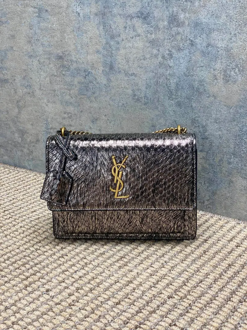 YSLSunset Series, Limitation, The snake stripes are superb., Match classic metalLogo, Full recognition.！The chains can slash or single shoulders., It's a little flexible., Medium Size, Every day, every party can be easy to run.. The bright spot is under the light.blingbling, The holiday was full of feeling., A perfect match for a girl who's got fashion and personality.！ Dimensions: 22x16x9cm Encoding: 441971～442906