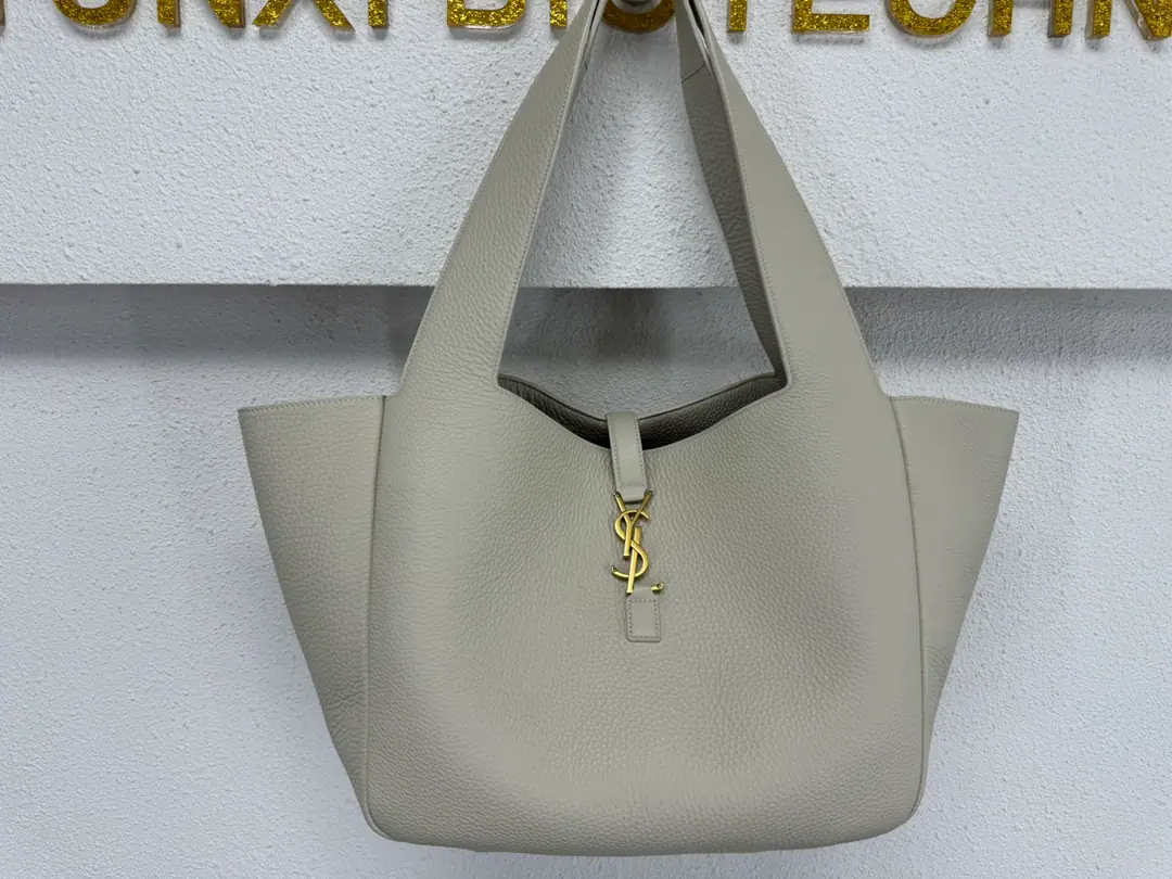 🆕New paragraphBEAThe tort bag., Condensed design Space is so much more than practical., The same color as the velvet liner., There's a main partition and an internal zipper pocket.. Internal tie design, Both sides can fold or expand. Using the imported factory soft-stuffed calf skin In the furded liner. LE CASSANDRE- Clips. Dimensions: 50 X 28 X 18centimetrescmRib height: 28centimetres Paragraph: 763435