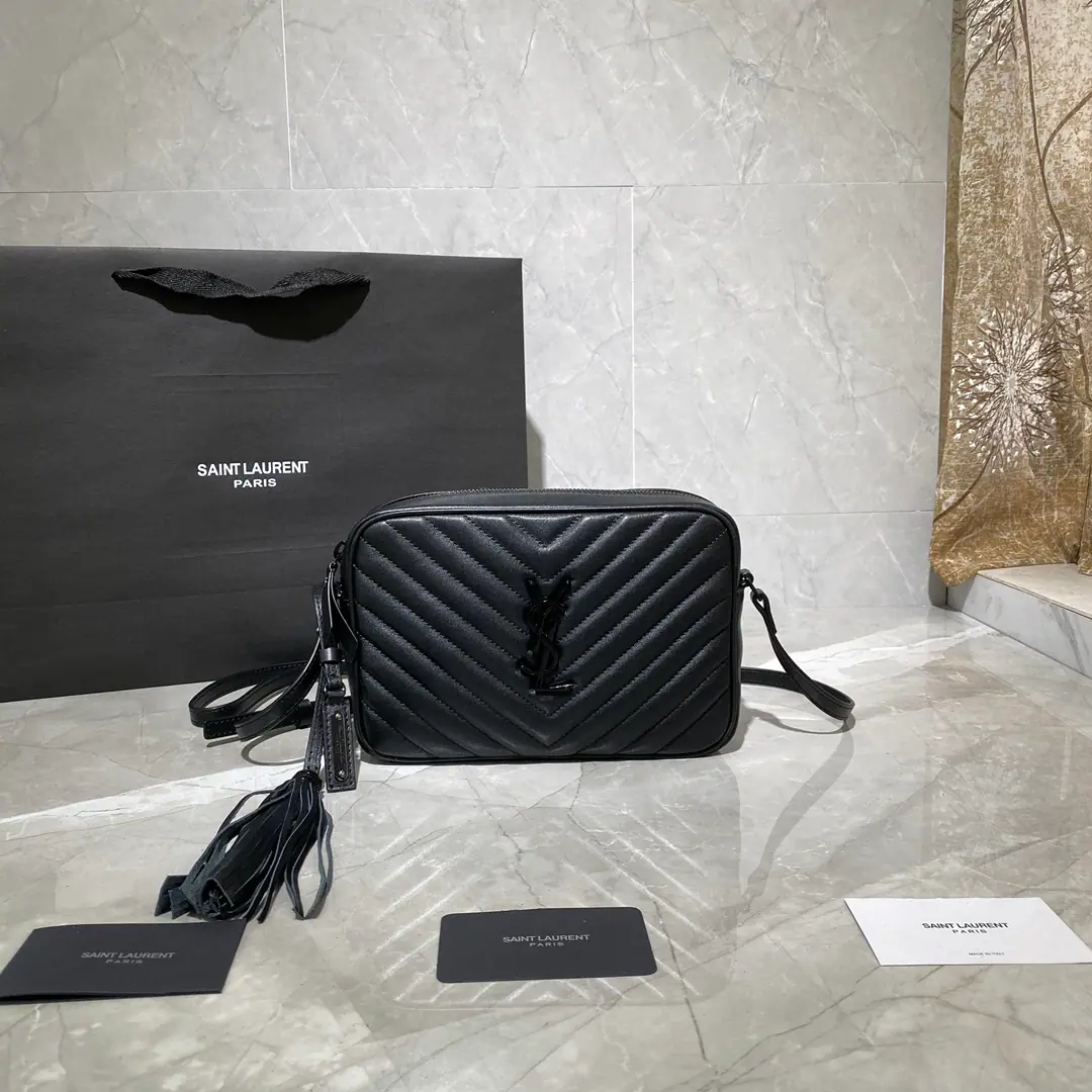 LOUTop imported cattle camera bag, Hong Kong buys a primer., Make it exactly the same.！Very fine.！A modifiable shoulder belt with a fashion-stylish hanger.！100% calf skin., In the linoleum.！There's a plug in the bag.！Very useful atmosphere.！ Model: 520534. Dimensions: 23x16x6cm