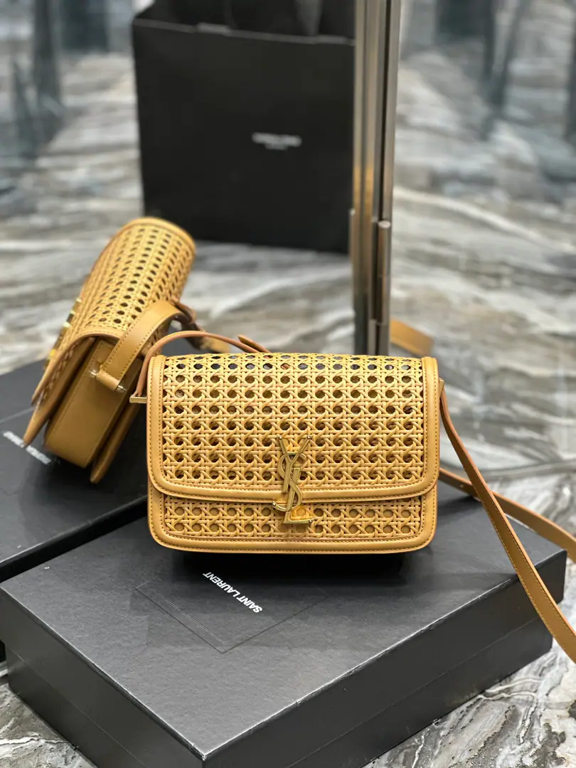 【𝑺𝑶𝑳𝑭𝑬𝑹𝑰𝑵𝑶 𝑩𝑶𝑿 】 Apricot mackerel weaves and weaves of cattle._23cm It's gonna be a big deal., The whole fashion circle was taken before the market., Nostalgia left bank., Inspired by the name of the left bank of Paris.Rue De SolferinoAs a name！The bag used the original paint-coated cow skin., The tenderness of the hand and skin is very good.！Three layers of organ separation., It's easy to accommodate everyday requirements., Newly designed.“L”Letters on the lower and upper side of the button, To completely reverse your knowledge of the buttons., I can't help but wonder., I can open the bag like this., It's not funny.！ Model: 634305 Dimensions: 23x16x6cm