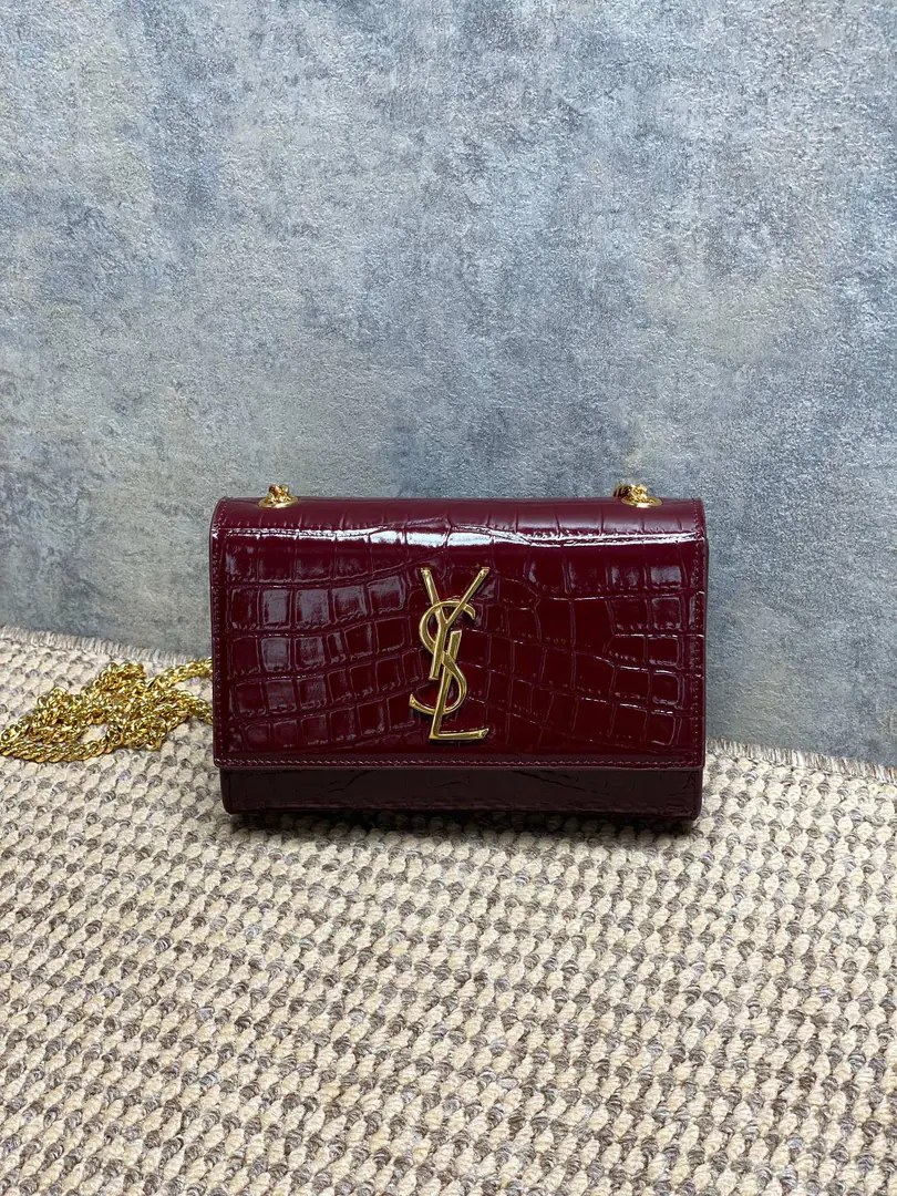 YSL KATEA series of crocodile-gringer chains., Use crocodile pressure leather., The light is full., Match metal chains andYSLMark, It's a long time ago and a priceless one.✨. Medium Size, Medium Capacity, I can handle it easily, by commute or dinner.. The wine is white., Autumn with sweaters., The jackets are all colorful., The chain shoulder is single or slashed., Reverses are diverse., It's practical and fashionable., Yes.YSLClassic hot money.！ Dimensions: 20x14x5cm Encoding: 377629