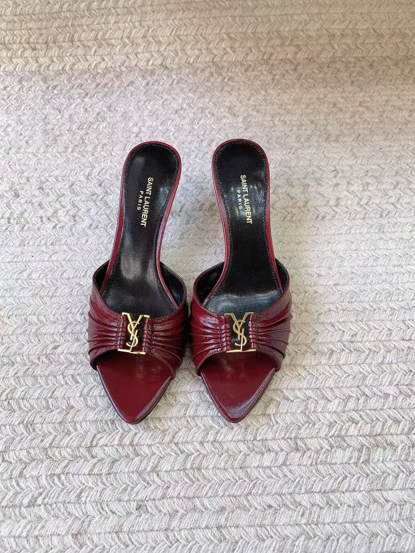 Saint LaurentSt. Roland's.YSLThe classic high-end heel sandals. A super-super-fired piece of hardware buttons for every page of our family is to be modeled.1:1Custom！The size and quality are exactly the same as the original.✔️ Shoe-faced material: Use cow skin./Painted skin. Real sheep in there., ♪ To scurry for soft, soft sheep, Shoes' soles are original.1:1Customizes the skin., It's perfect., And the upper foot is very good., Nice feet., And whether you're wearing jeans or not,, Little suit., The dress., It's a natural match., Full package for the originals He's tall.: It's flat./Floor1cmFlat/6cm/9cm Italy is a big-ass country. Size: 35-41（40, 41, 42Custom）