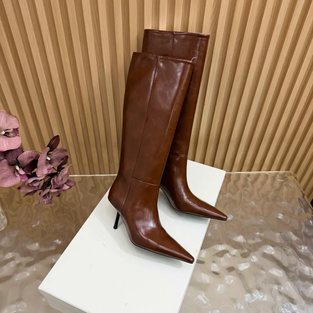 Top Version🖤Saint Laurent fw26 new arrival～ YSLSaint Roland.2026 The new spring and winter zippers are high and the ankle boots are sharp and short And ankle boots., A pair of square-shoes and a little high heels., %1 is internalLE CASSANDRE, Side zipper design. The whole shoe is very simple.～The little one is more sophisticated and fashionable and can see that the side of our boots is radians designed to be human legs.～The upper foot is so beautiful and so unchallenged.～Long legs.～It's a match for every occasion.～Autumn and winter wear the necessary supplies.！ Shoe.: Cow skin./Bullskins. Inside, put your feet on the inside.: Lamb skin. Shoes under the sole.: Italy is a big-ass country. He's tall.: 8cm Codes: 35-39（40.41.42I'll make sure I don't change it.）