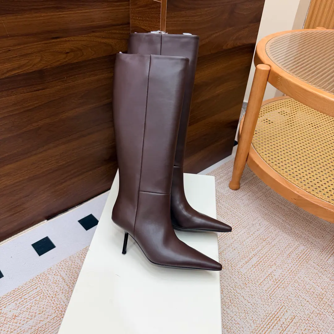 Top Version🖤Saint Laurent fw26 new arrival～ YSLSaint Roland.2026 The new spring and winter zippers are high and the ankle boots are sharp and short And ankle boots., A pair of square-shoes and a little high heels., %1 is internalLE CASSANDRE, Side zipper design. The whole shoe is very simple.～The little one is more sophisticated and fashionable and can see that the side of our boots is radians designed to be human legs.～The upper foot is so beautiful and so unchallenged.～Long legs.～It's a match for every occasion.～Autumn and winter wear the necessary supplies.！ Shoe.: Cow skin./Bullskins. Inside, put your feet on the inside.: Lamb skin. Shoes under the sole.: Italy is a big-ass country. He's tall.: 8cm Codes: 35-39（40.41.42I'll make sure I don't change it.）