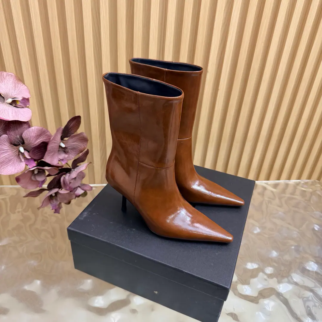 Top Version🖤Saint Laurent fw26 new arrival～ YSLSaint Roland.2026 The new spring and winter zippers are high and the ankle boots are sharp and short And ankle boots., A pair of square-shoes and a little high heels., %1 is internalLE CASSANDRE, Side zipper design. The whole shoe is very simple.～The little one is more sophisticated and fashionable and can see that the side of our boots is radians designed to be human legs.～The upper foot is so beautiful and so unchallenged.～Long legs.～It's a match for every occasion.～Autumn and winter wear the necessary supplies.！ Shoe.: Cow skin./Bullskins. Inside, put your feet on the inside.: Lamb skin. Shoes under the sole.: Italy is a big-ass country. He's tall.: 8cm Codes: 35-39（40.41.42I'll make sure I don't change it.）