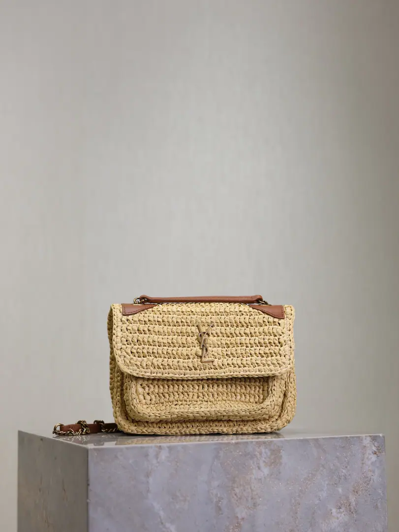 🏖️The grass is fast to fall. 25ssNew paragraphNikiWeaving bags.la~ The smell of art., Raphiweed is very solid., It's so qualitative., French laziness., You can't make a mistake with your own personal clothes., There's a layer of design inside., It's a nice new feeling, and it's a very nice thing to put in.nice🙌🏻 Model: 828736Weaving Dimensions: 18×12.5×5cm Ps: A bag made by hand., It's normal to have a little different size per bag., Do not buy it.！