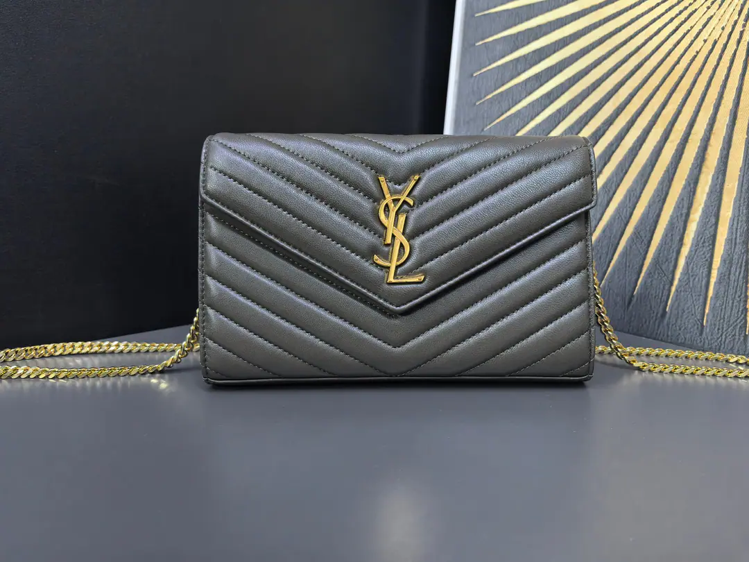 Green gold tortage._ MONOGRAM_Envelope.A super-functional little bag., The classic style., Upgrade the most advanced version, %Italian lamb skins are crafted and crafted.. Custom MetalsYHome.logoShow your personality.. Retrieval design to ensure security of use. The bag is big., Two banknotes., Two central partitions., A zipper bag and a couple of knobs., Everything.！ Model: 377828 Dimensions: 22.5x14x4cm