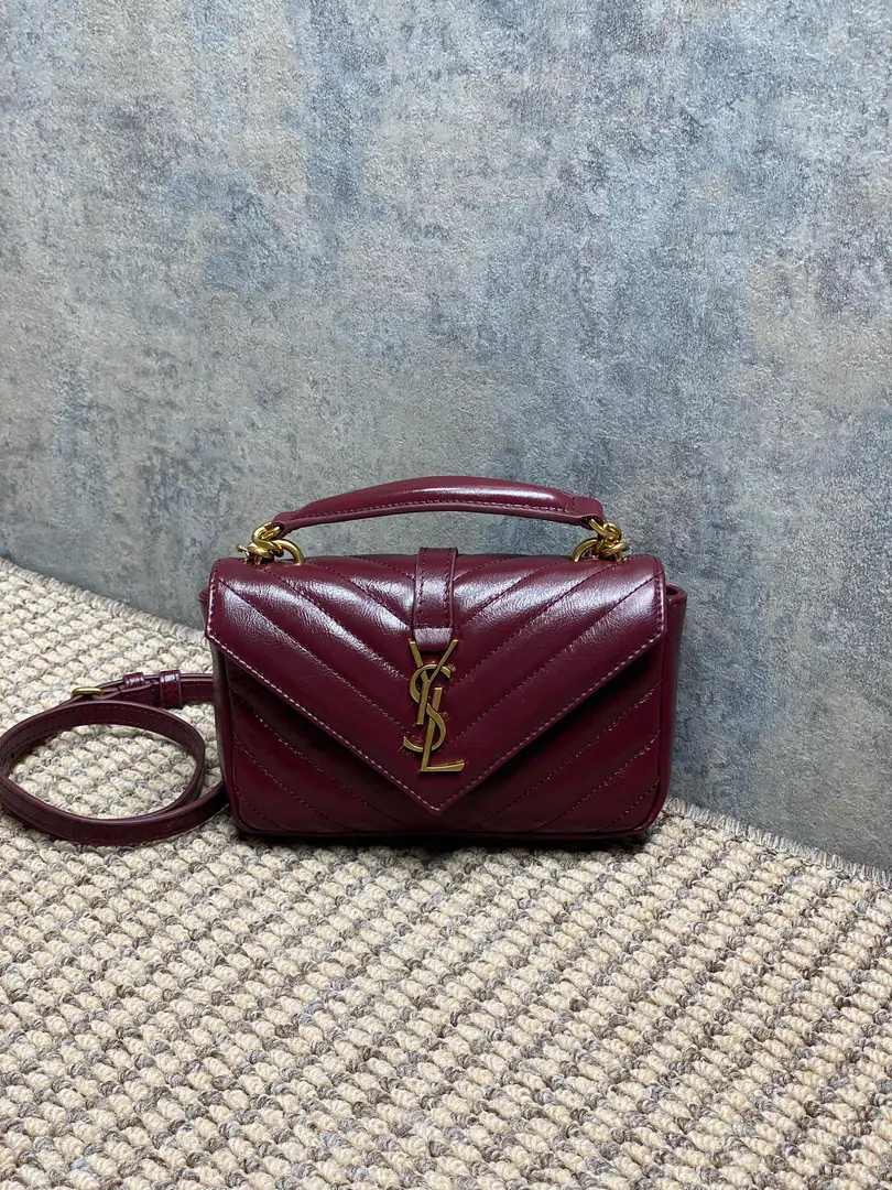 YSL New paragraph Mini postman., Very sweet., The wax skin feels so good., A 100-packed combination of the Gods., It's got a portable and unmutilable chain on it.. Dimensions: 20x13x3cm, Encoding779430