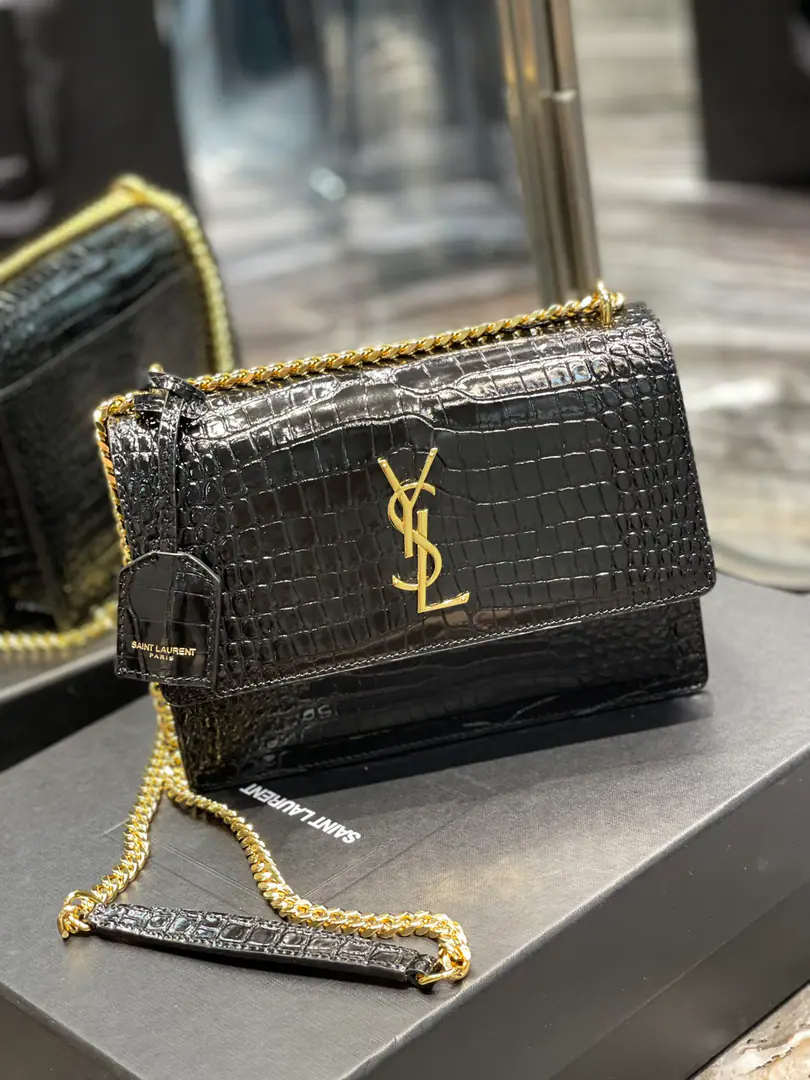 🔳𝑺𝒖𝒏𝒔𝒆𝒕 𝟮𝟮𝒄𝒎🔳 #Black button.# The classic alligator tattoos.sunsetSunset bag.！The heat's still on for so long., So it's a bit of a fan.！High-quality Italian cattle imports, zp- I'll make you a hardware., ♪ To pursue every detail ♪, We're trying to get close to the right thing., High quality is not expensive., Let's move now.！ Dimensions: 22x8x16 Model: 442906