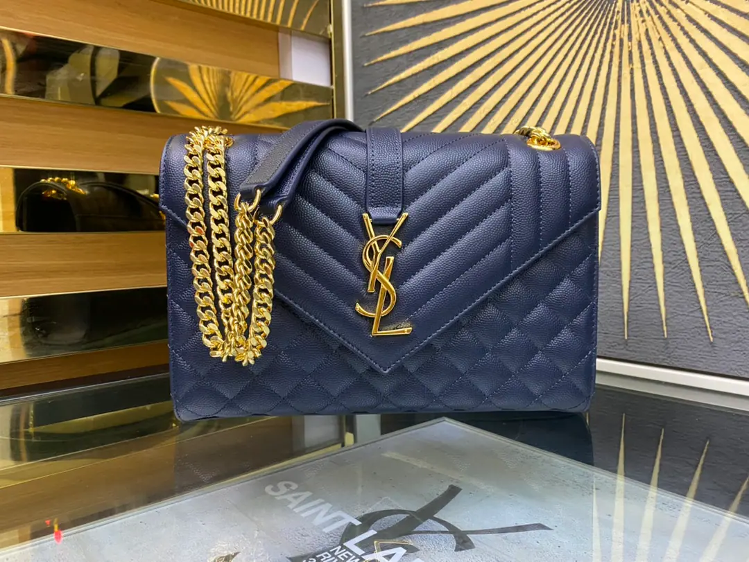 ENVELOPPE Medium Envelope, Italian imports of original plant cattle and skin, Super-paragus caviar texture., A very air-like piece., Black is a classic match with gold., A hundred.！♪ The shoulder slants ♪ok！It's a good one.！ Model: 487206 Dimensions: 24×17.5×6cm
