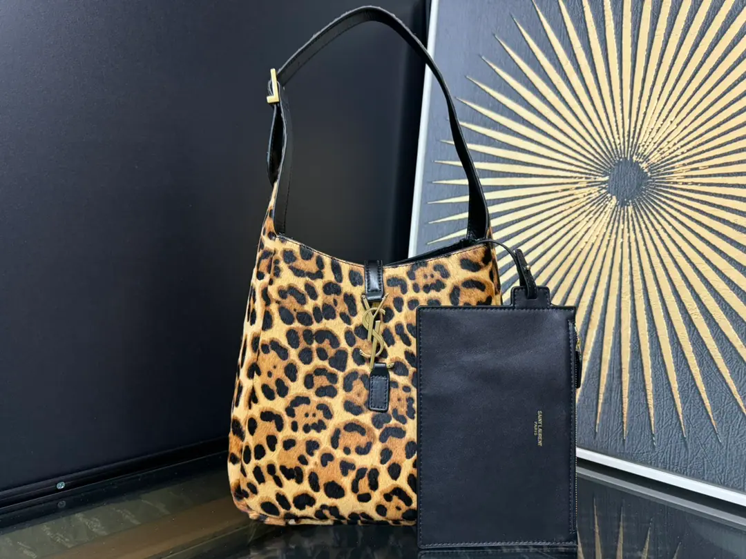 【Original factory skin】Leopard._ Explosive.LE 5A7Put the armpit in your bag.♡ This year's fire has been covered with a Chinese armpit. Always popular. The new series of leopards with the fine skin of the cow inside. The package design is simple and advanced. Capacity is enough. It's a little light. But it's perfect.la～ Retro.feelDimple Another one of those shit-ass shits.✔️ Model: 713938 Dimensions: 23×22×8.5cm