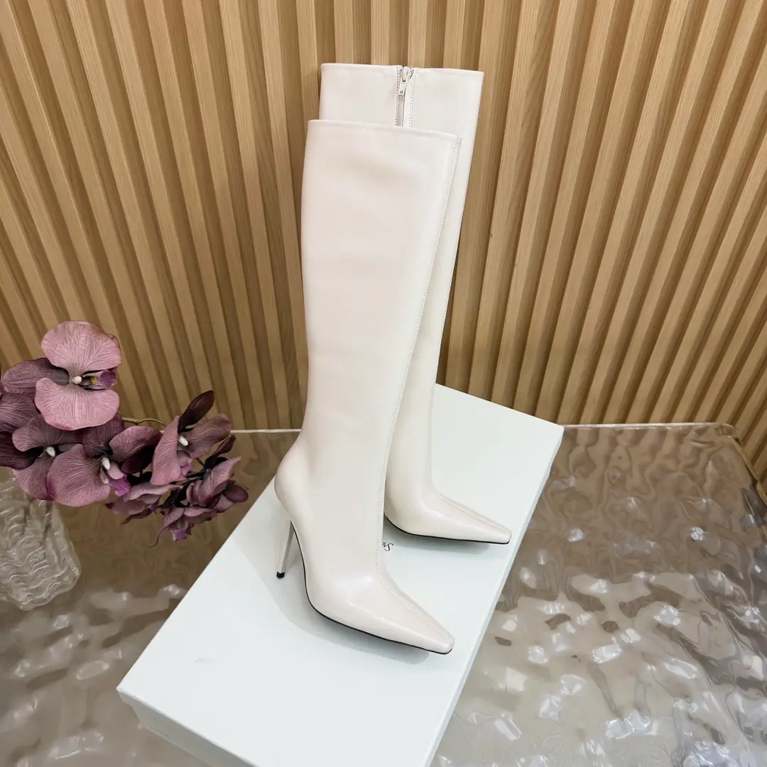 Top Version🖤Saint Laurent fw26 new arrival～ YSLSaint Roland.2026 The new spring and winter zippers are high and the ankle boots are sharp and short And ankle boots., A pair of square-shoes and a little high heels., %1 is internalLE CASSANDRE, Side zipper design. The whole shoe is very simple.～The little one is more sophisticated and fashionable and can see that the side of our boots is radians designed to be human legs.～The upper foot is so beautiful and so unchallenged.～Long legs.～It's a match for every occasion.～Autumn and winter wear the necessary supplies.！ Shoe.: Cow skin./Bullskins. Inside, put your feet on the inside.: Lamb skin. Shoes under the sole.: Italy is a big-ass country. He's tall.: 10.5cm Codes: 35-39（40.41.42I'll make sure I don't change it.