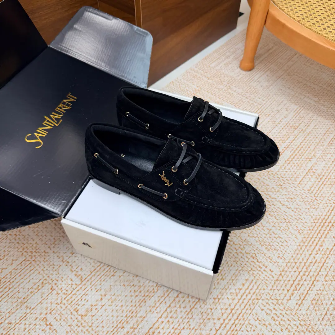 Couples' slippers.📍 Top Version🖤Saint Lauren*Saint Roland.2026 YSLSmalllogo A couple of wrinkled LeFoo shoes. Women Men It's a little symbolic.logoIt's the soul of these shoes. And he's got a low profile and a fine attitude on his shoe.. It's different from the big sign. It's quiet and it's sharp. Snuff it out with a simple line.YSLA unique fashion.DNA Unwittingly revealing the deep inside of the brand. The classic almond-shaped design of the shoehead. Smart-mixed feet. Pull the foot line up visually. ♪ And show grace and grace ♪. Every date a couple went to. Every trip. It's all because of the saloons. To be a low profile, deep-minded tribute.. The pasta is for sheep. The insides are all sheep's skin. Italian imports are so thick. size: 35–42（34, 41, 42, 43Custom） Men: 38–47（38, 46, 47Custom without re-offer）