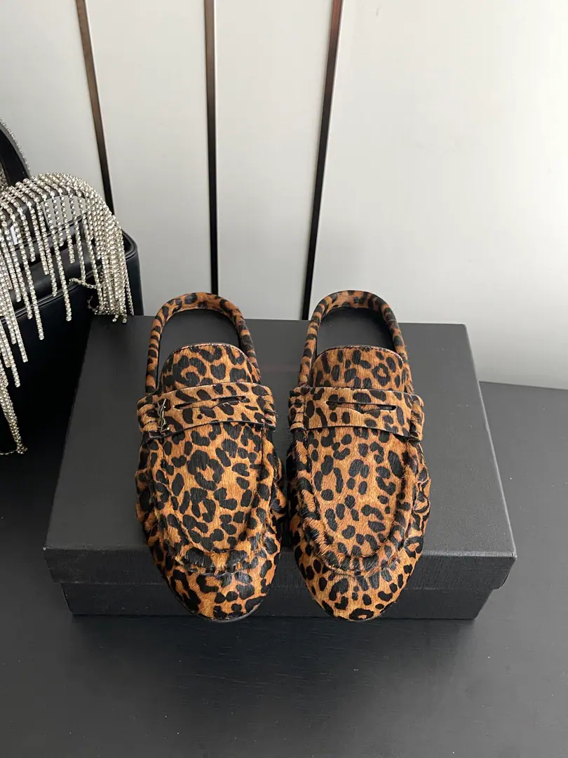 🏧𝐒𝐚𝐢𝐧𝐭 𝐋𝐚𝐮𝐫𝐞𝐧｜𝐘𝐒𝐋Saint Roland. Classic LeFoo shoes. A super-super-fired piece of hardware buttons for every page of our family is to be modeled.1:1Custom The size and quality are exactly the same as the original.. Use imported leopard stripes The inside feet are sheep's skin. The original Italian is a very big one. Codes:35-41 [40.41Do it.]