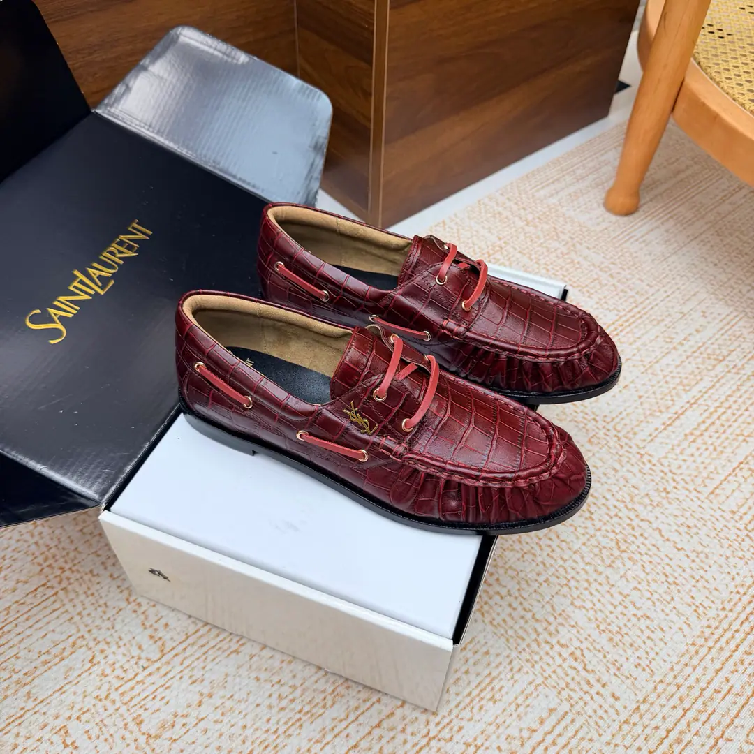 Couples' slippers.📍 Top Version🖤Saint Lauren*Saint Roland.2026 YSLSmalllogo A couple of wrinkled LeFoo shoes. Women Men It's a little symbolic.logoIt's the soul of these shoes. And he's got a low profile and a fine attitude on his shoe.. It's different from the big sign. It's quiet and it's sharp. Snuff it out with a simple line.YSLA unique fashion.DNA Unwittingly revealing the deep inside of the brand. The classic almond-shaped design of the shoehead. Smart-mixed feet. Pull the foot line up visually. ♪ And show grace and grace ♪. Every date a couple went to. Every trip. It's all because of the saloons. To be a low profile, deep-minded tribute.. The fabric is made of stone-stressed cow skin. The insides are all sheep's skin. Italian imports are so thick. size: 35–42（34, 41, 42, 43Custom） Men: 38–47（38, 46, 47Custom without re-offer）
