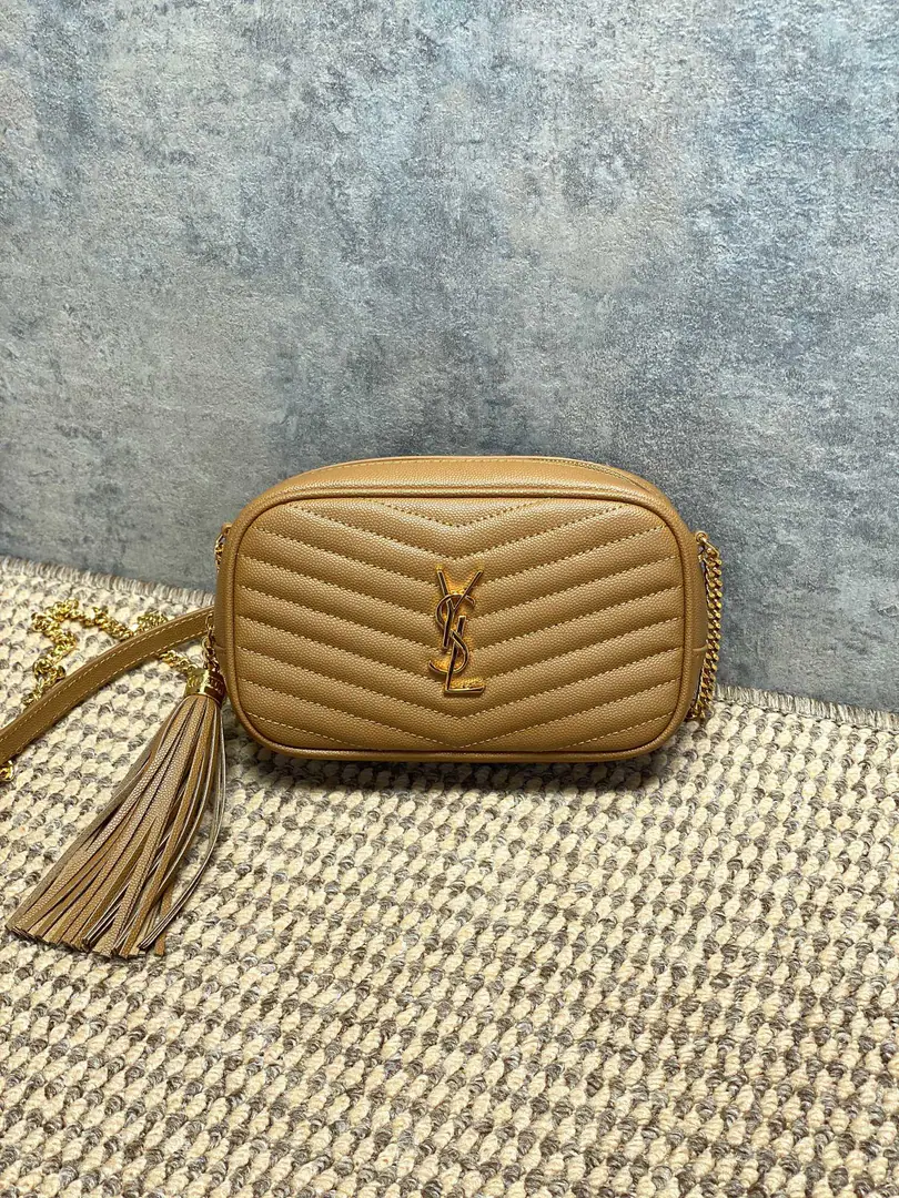 YSLBlack Golden Stream Sox camera bag., LOUSeries, Caviar, cow leather., It's a milling-up., It's perfect for regular commutes or out of town.！Quietly., Gold chains.+Lusoe Design, Fashion and grace.✨. Inside., That's a great touch., The capacity to load a cell phone., Cosmetics, etc.. Black gold color+YSLGold., Brand recognition., You don't pick up clothes., It's a good work., It's a classic St. Roland.！ Dimensions: 18x11x5cm Encoding: 505731